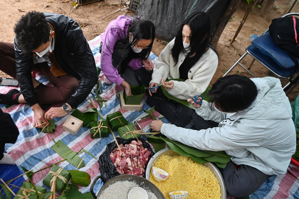 Cuối tuần qua, một chương trình đầy ý nghĩa với mục đích đem Tết tới sớm tới các hộ gia đình khó khăn ở xóm Phao (Hà Nội) đã được các thành viên câu lạc bộ L' âme cùng các thầy cô ở Vietnam Young Art triển khai. (Ảnh: Minh Sơn/Vietnam+)