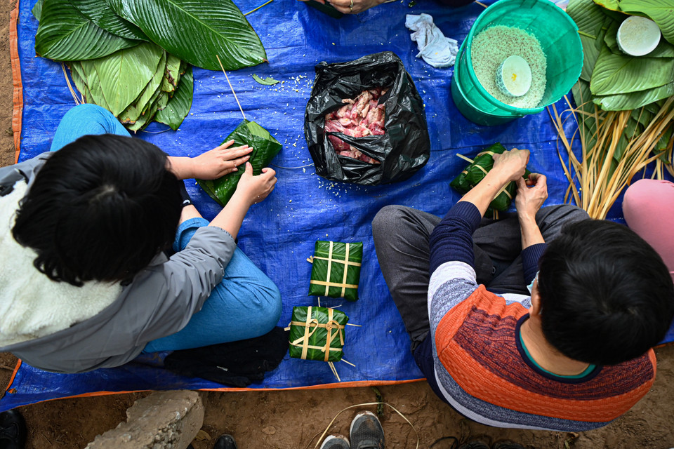 Ngoài ý nghĩa cộng đồng, đây cũng là dịp để các bạn trẻ tự tay thực hiện đủ các quy trình để làm ra bánh chưng, một món ăn đậm chất cổ truyền dân tộc. (Ảnh: Minh Sơn/Vietnam+)