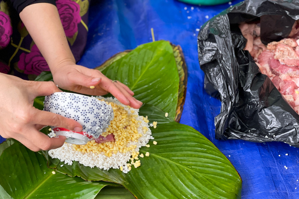 Các bạn học sinh sẽ được chính thầy cô và cha mẹ mình hướng dẫn cách gói một chiếc bánh chưng hoàn chỉnh, từ công đoạn chọn lá đến nấu bánh. (Ảnh: Minh Sơn/Vietnam+)
