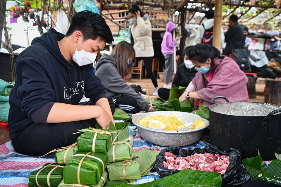 Xóm Phao là nơi sinh sống của 37 hộ gia đình với hơn 100 nhân khẩu. Do ảnh hưởng của dịch bệnh, cuộc sống của người dân nơi đây gặp nhiều khó khăn, nhiều gia đình rơi vào cảnh thất nghiệp, mất nguồn thu nhập trong khi Tết đang đến gần. (Ảnh: Minh Sơn/Vietnam+)