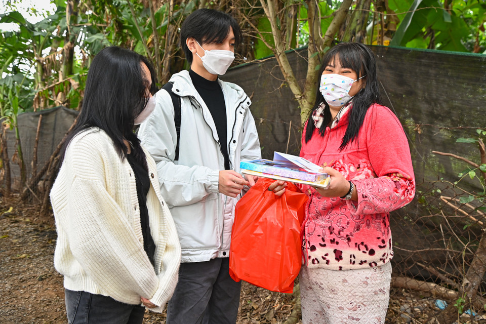 Mỗi người một hoàn cảnh, một số phận riêng nhưng người dân ở đây đều có một điểm chung là họ đều sinh sống trên những căn nhà nổi hàng chục năm nay để không phải trả chi phí tiền thuê đất ở trên bãi. (Ảnh: Minh Sơn/Vietnam+)