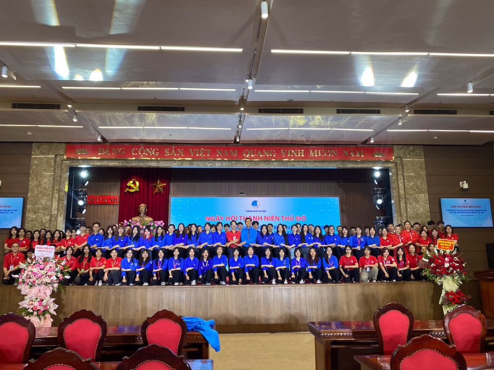 Điểm nhấn của Ngày hội Thanh niên Thủ đô đó là 579 xã phường, thị trấn đều tổ chức khởi công, khánh thành, gắn biển, trao tặng các công trình, phần việc thanh niên. Sẽ có 1 công trình thanh niên cấp Thành phố và 579 công trình cấp xã. Trong đó, mỗi cơ sở Hội cấp xã, phường, thị trấn có ít nhất 1 công trình, bao gồm: 353 công trình gắn với bảo vệ môi trường, tạo dựng cảnh quan, vệ sinh môi trường; 44 công trình Sân chơi thiếu nhi/khu sinh hoạt cộng đồng, 44 công trình Nhà nhân ái và 91 công trình lĩnh vực Chuyển đổi Số. (Ảnh: Diễm Hằng/Vietnam+)