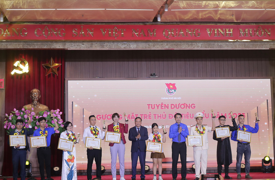 Thành đoàn Hà Nội cũng tổ chức tuyên dương 10 gương mặt trẻ Thủ đô tiêu biểu năm 2023. Năm 2024 là năm thứ 15 Thành đoàn Hà Nội tổ chức tuyên dương và trao tặng Giải thưởng này. (Ảnh: Diễm Hằng/Vietnam+)