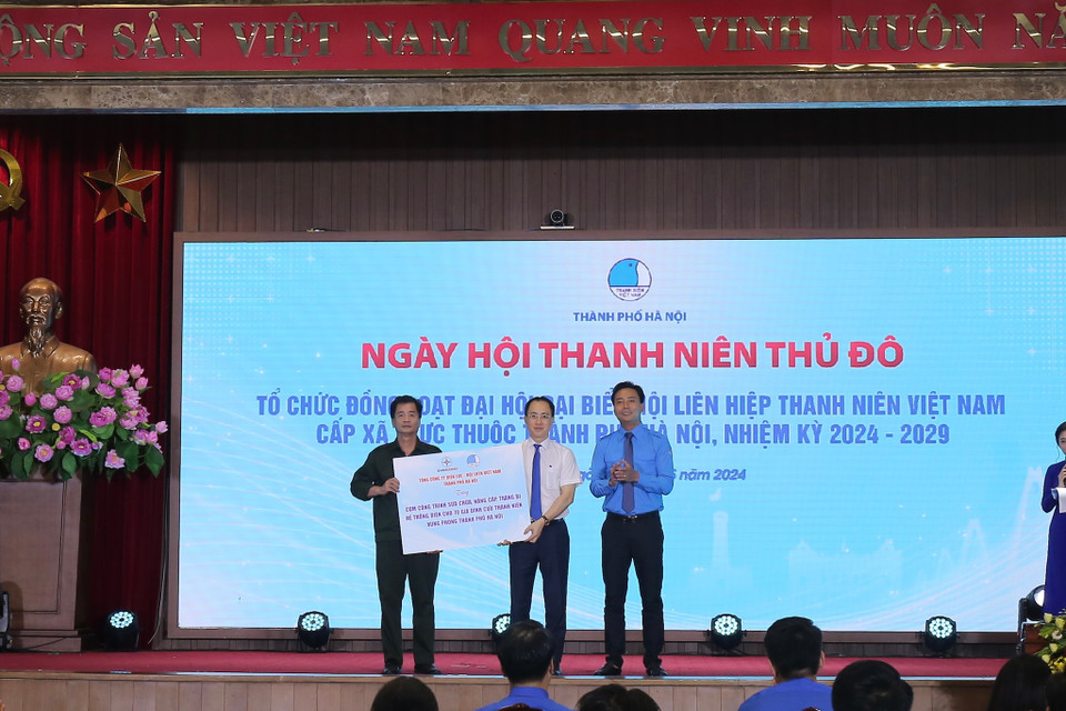 Cũng trong khuôn khổ chương trình, Hội Liên hiệp thanh niên Việt Nam Thành phố, Tổng Công ty Điện lực thành phố Hà Nội trao tặng biển “Cụm Công trình sửa chữa, nâng cấp, trang bị hệ thống điện cho 70 gia đình cựu thanh niên xung phong” cho Hội Cựu Thanh niên xung phong thành phố Hà Nội. Cụm công trình được triển khai từ tháng 4 đến tháng 12/2024 trên địa bàn thành phố Hà Nội với tổng giá trị gần 3 tỷ đồng. (Ảnh: Diễm Hằng/Vietnam+)