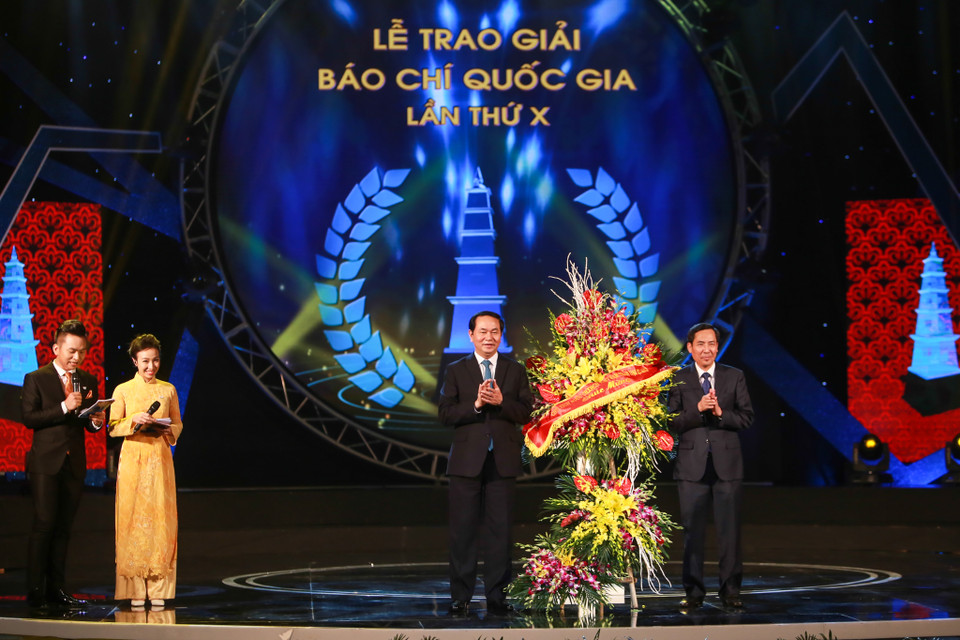 Chủ tịch nước Trần Đại Quang tặng hoa chúc mừng Hội Nhà báo Việt Nam. 