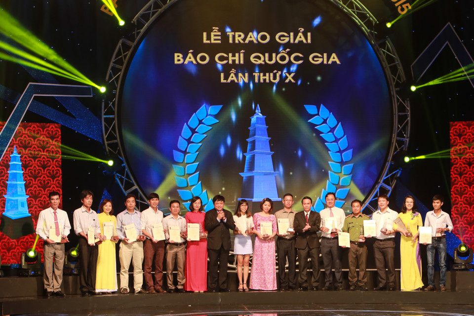 Ông Nguyễn Đức Lợi, Ủy viên Trung ương Đảng, Tổng Giám đốc Thông tấn xã Việt Nam và ông Nguyễn Thế Kỷ, Ủy viên Trung ương Đảng, Tổng Giám đốc Đài Tiếng nói Việt Nam trao tặng bằng khen cho các cá nhân, tập thể đoạt giải C. 