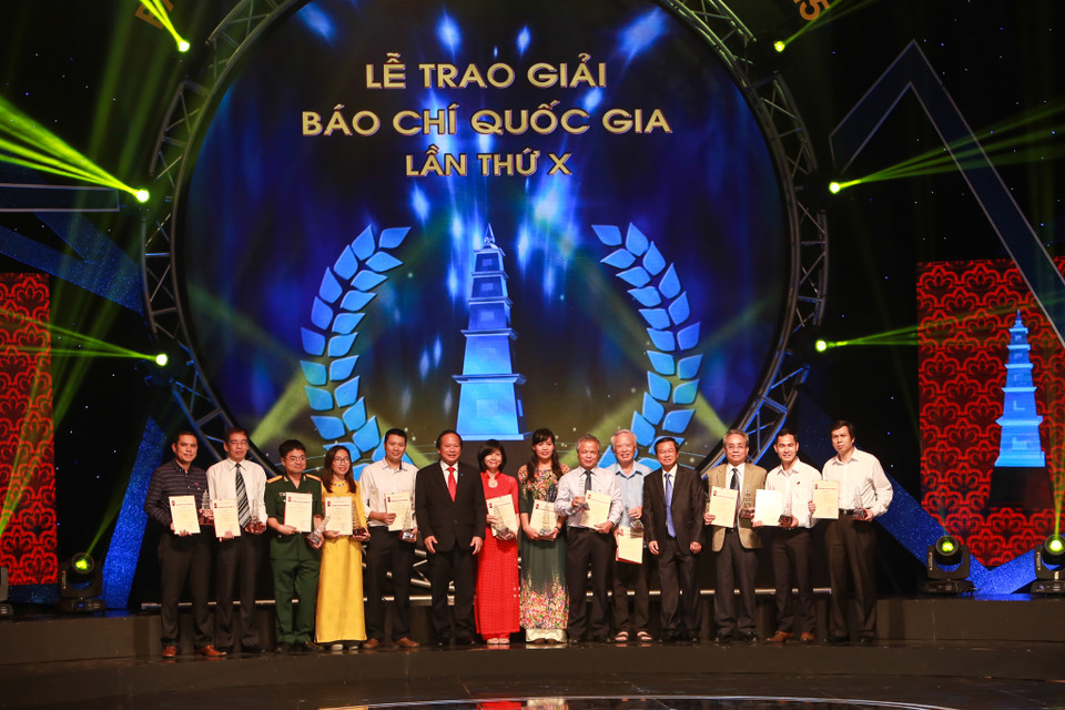 25 cá nhân, tập thể xuất sắc đoạt giải B. 