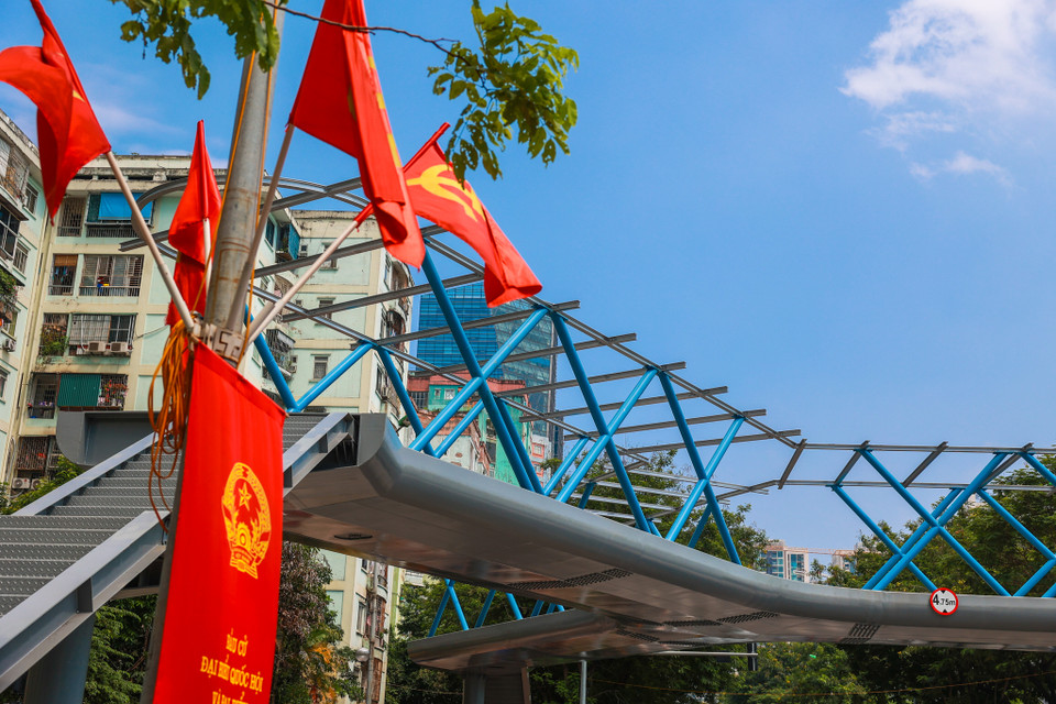 Theo đại diện chủ đầu tư, cầu vượt bộ hành chữ Y sẽ chính thức được đưa vào khai thác trong khoảng 1,5 tháng tới. (Ảnh: Minh Sơn/Vietnam+)