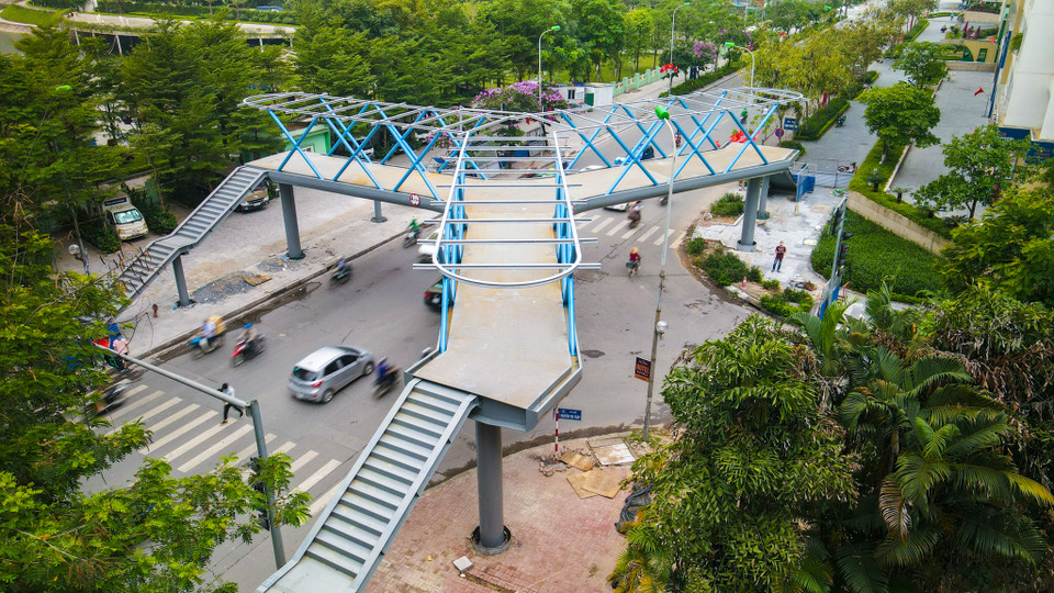 Cây là cây cầu do quận Thanh Xuân làm chủ đầu tư, được xây dựng tại khu vực ngã ba đường Hoàng Minh Giám - Nguyễn Thị Thập, sát với công viên Thanh Xuân. (Ảnh: Minh Sơn/Vietnam+)