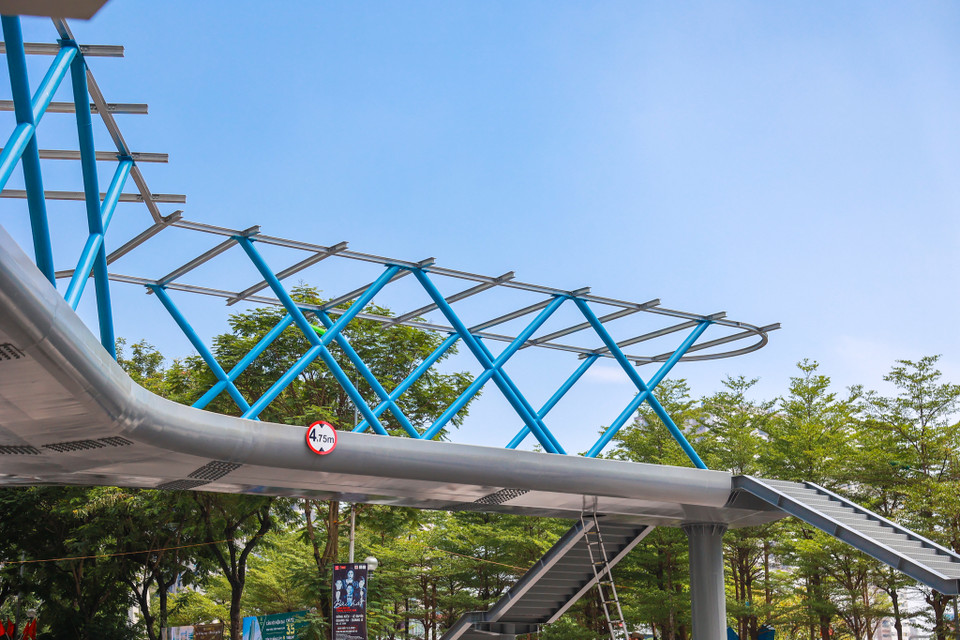 Bề rộng làn bộ hành trên cầu lên tới 3m. (Ảnh: Minh Sơn/Vietnam+)