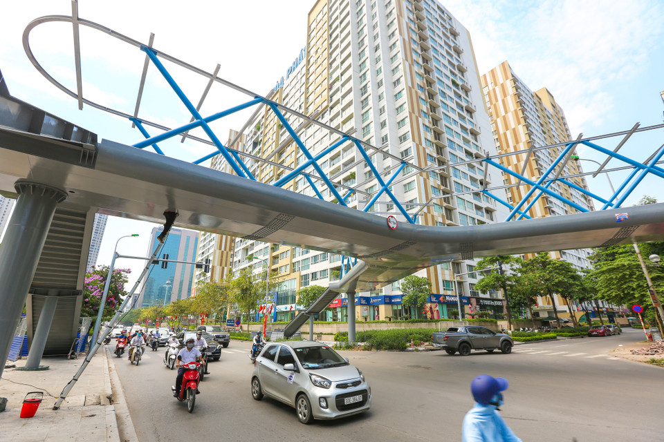 Phần mái cầu đang được hoàn thiện. (Ảnh: Minh Sơn/Vietnam+)