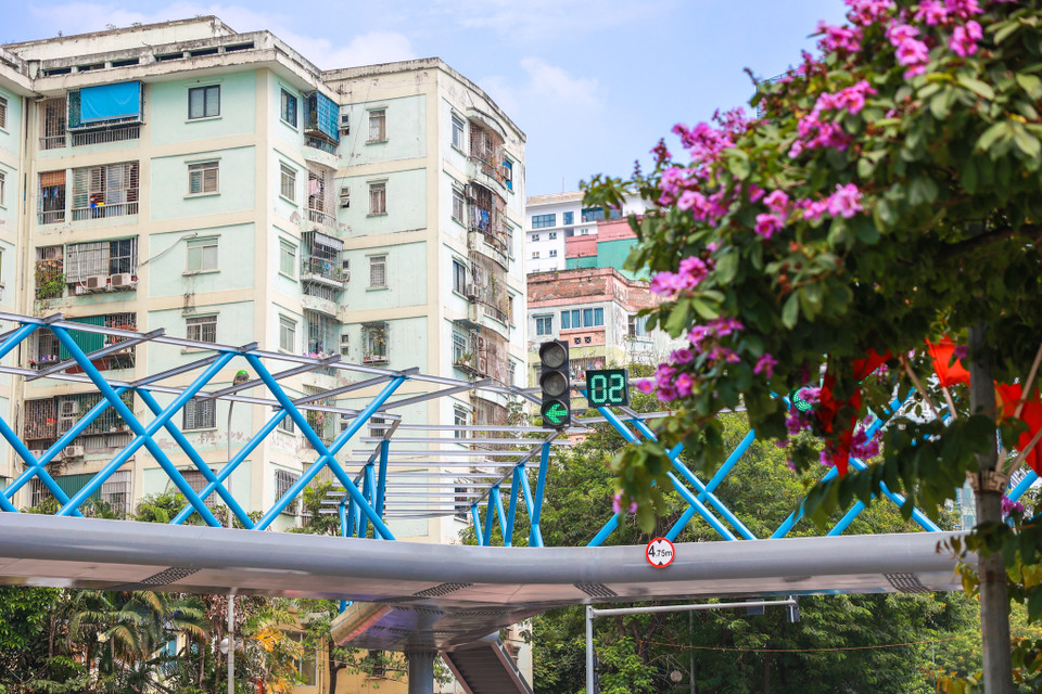 Chính vì vậy cầu bộ hành là công trình sẽ đem lại an toàn cho người dân các hộ cɦung cư và đặc biệt là học sinh một số trường học xung quanh. (Ảnh: Minh Sơn/Vietnam+)