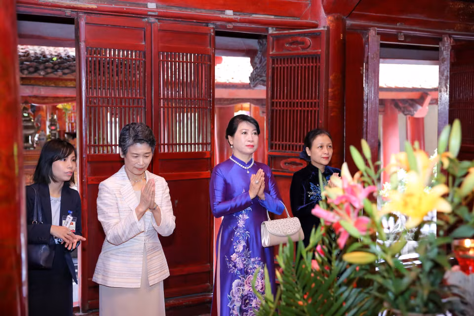 Hai vị phu nhân thắp hương tại Văn Miếu-Quốc Tử Giám. (Ảnh: Minh Sơn/Vietnam+)
