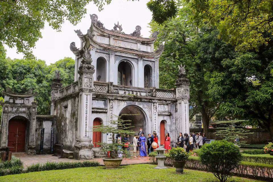 Sáng 19/10, Phu nhân của Thủ tướng Nhật, bà Suga Mariko và bà Trần Thị Nguyệt Thu - Phu nhân của Thủ tướng Nguyễn Xuân Phúc đã ghé thăm di tích lịch sử Văn Miếu-Quốc Tử Giám. (Ảnh: Minh Sơn/Vietnam+)