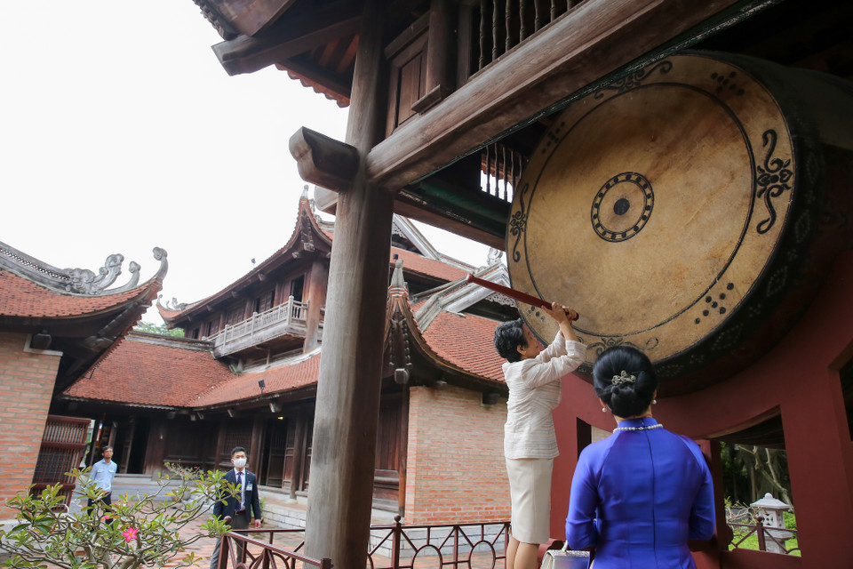 Bà Suga Mariko và bà Trần Thị Nguyệt Thu gióng ba hồi trống tại Văn Miếu - Quốc Tử Giám. Ba tiếng trống được đánh lên sẽ đem lại niềm vui cho mọi người đồng thời gắn kết mối quan hệ hữu hảo giữa hai nước Việt Nam - Nhật Bản. (Ảnh: Minh Sơn/Vietnam+)