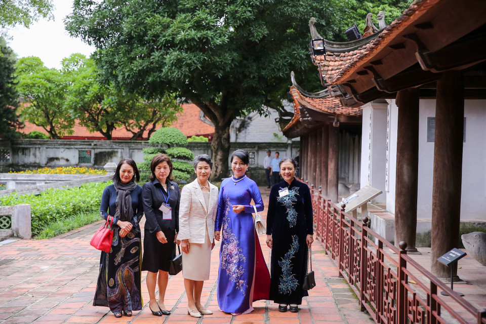 Bà Suga Mariko và bà Trần Thị Nguyệt Thu được nhân viên khu di tích Văn Miếu-Quốc Tử Giám dẫn đi tham quan các địa điểm như Khuê Văn Các, Bia tiến sỹ,.... (Ảnh: Minh Sơn/Vietnam+)