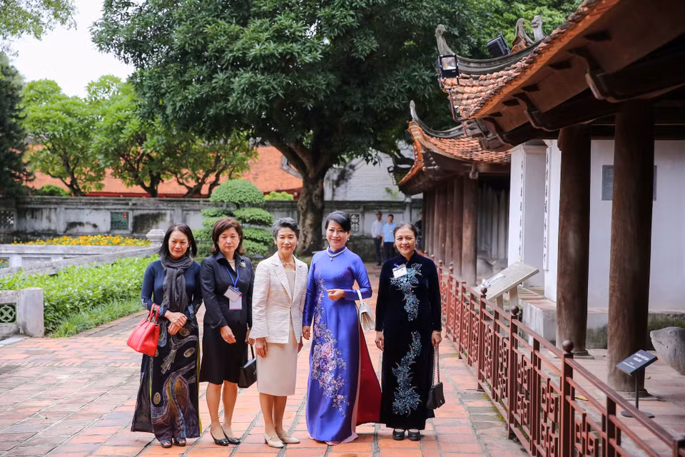 Bà Suga Mariko và bà Trần Thị Nguyệt Thu được nhân viên khu di tích Văn Miếu-Quốc Tử Giám dẫn đi tham quan các địa điểm như Khuê Văn Các, Bia tiến sỹ,.... (Ảnh: Minh Sơn/Vietnam+)