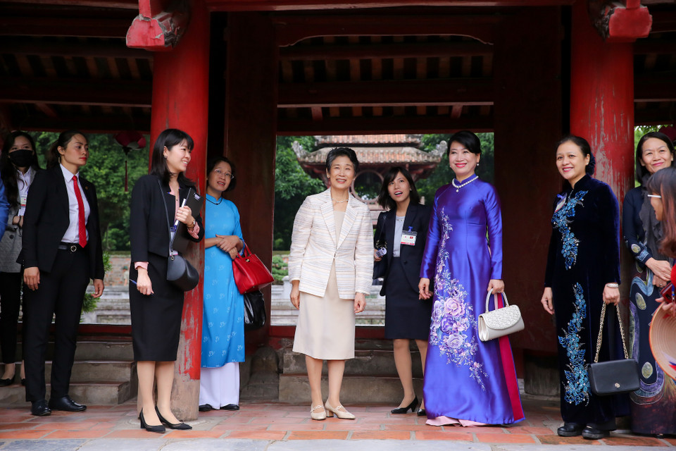 Đây là chuyến công du nước ngoài đầu tiên của Thủ tướng Suga và phu nhân kể từ khi ông chính thức thay cựu thủ tướng Abe Shinzo hồi giữa tháng 9/2020. (Ảnh: Minh Sơn/Vietnam+)