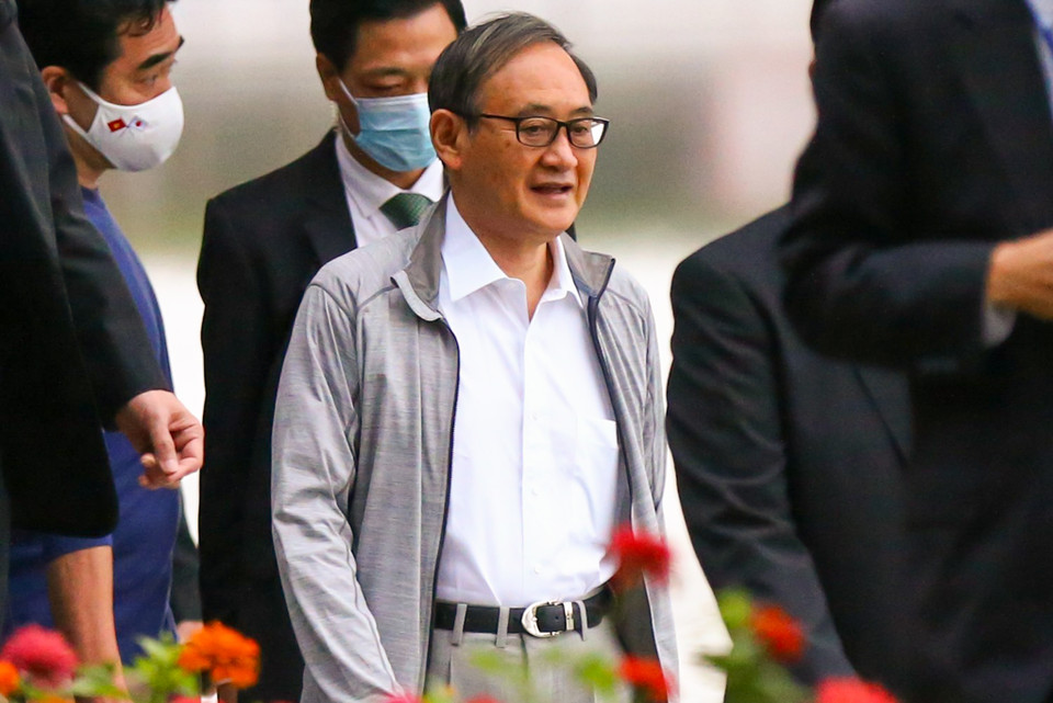 Ông đi bộ khoảng 25 phút sau đó lên xe đi về. (Ảnh: Minh Sơn/Vietnam+)