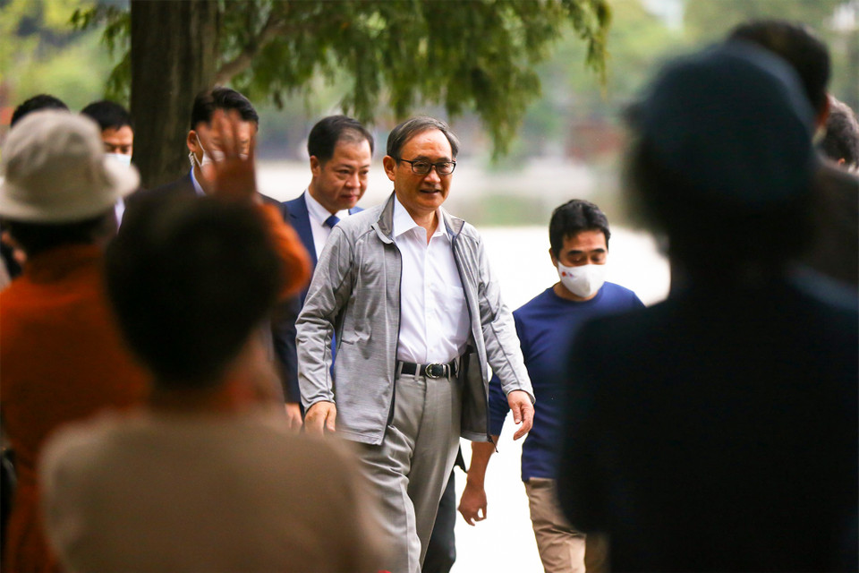 Rất nhiều người dân vẫy tay chào vị Thủ tướng Nhật Bản dễ mến, thân thiện. (Ảnh: Minh Sơn/Vietnam+)