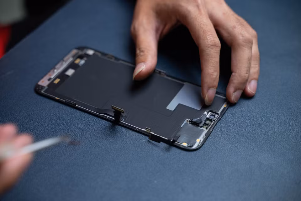Kỹ thuật viên tháo từng miếng shield và sau đó cách ly pin và mở tháo phần màn hình. Cụm camera, FaceID tiếp tục được tháo từng chân tiếp xúc. Theo đánh giá của kĩ thuật viên, kích thước của cụm Dynamic Island thực chất là phần màn hình OLED được Apple tắt hiển thị pixel. (Ảnh: Điện Thoại Vui)