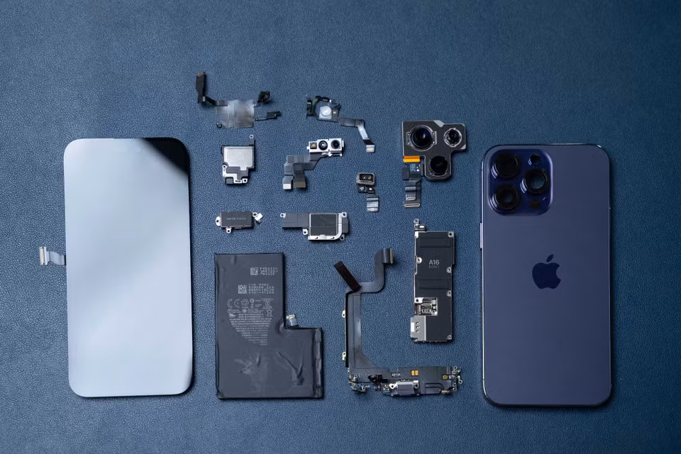 Theo chia sẻ từ kĩ thuật viên Điện Thoại Vui thì nội thất linh kiện bên trong iPhone 14 Pro Max được bố trí không quá khác biệt nhiều so với iPhone 13 Pro Max. (Ảnh: Điện Thoại Vui)