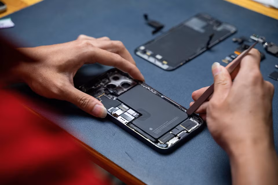 Main và phần pin của iPhone 14 Pro Max có dạng hình chữ L. (Ảnh: Điện Thoại Vui)