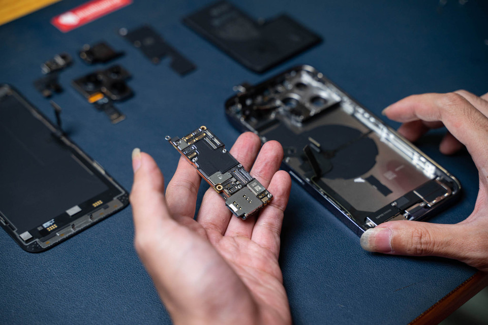 Một điểm đặc biệt đối với các thiết bị iPhone 14 series là thị trường Mĩ LL/A sẽ không còn khay SIM truyền thống, mà thay thế hoàn toàn eSIM. (Ảnh: Điện Thoại Vui)