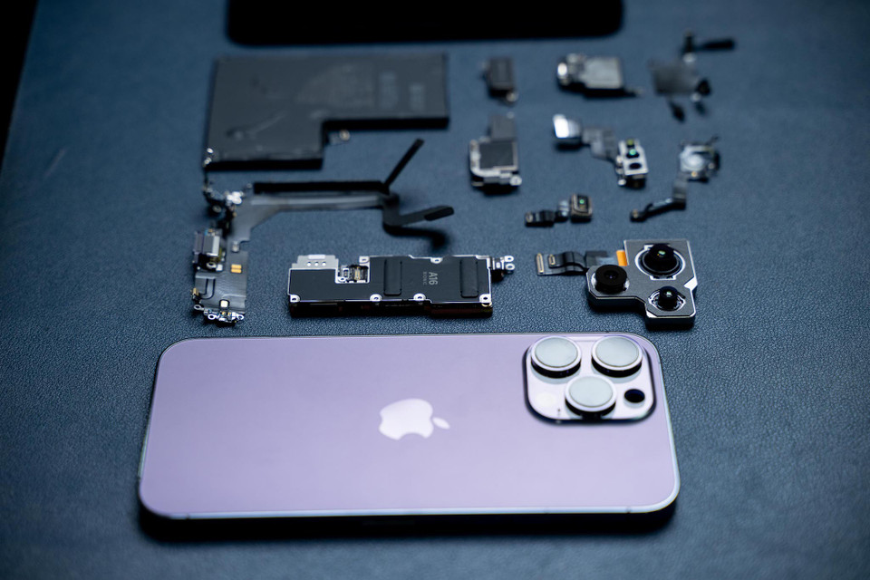 Công đoạn bung iPhone 14 Pro Max được thực hiện khá đơn giản với những bước đầu tiên là kiểm tra vẻ ngoài của sản phẩm, kiểm tra camera, màn hình, FaceID, trọng lượng,… (Ảnh: Điện Thoại Vui)