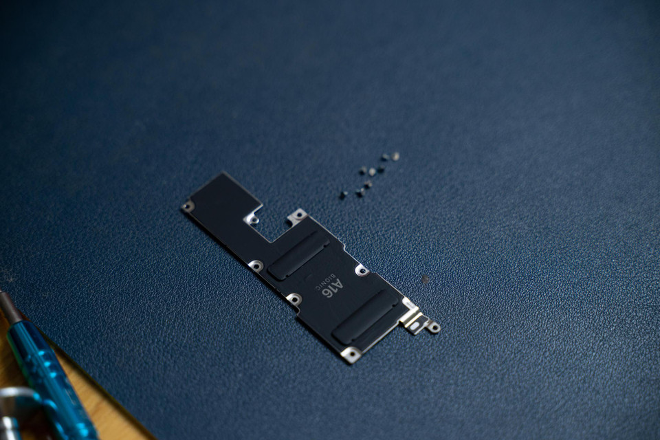 Chip A16 BIONIC của Apple sản xuất. (Ảnh: Điện Thoại Vui)