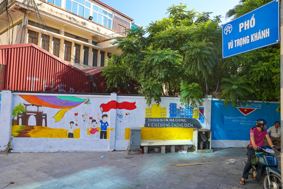 Công trình 'Con đường bích họa tuyên truyền phòng chống dịch bệnh COVID-19' với tổng số 10 bức tranh cổ động được các họa sĩ hoàn thành đúng dịp cao điểm phòng dịch trên địa bàn Thủ đô. (Ảnh: PV/Vietnam+)