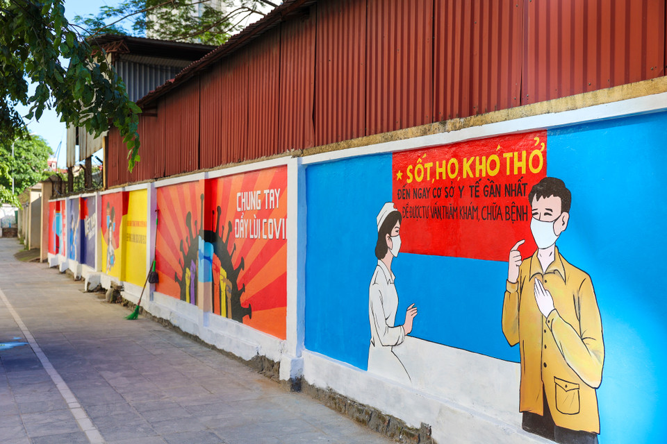 Những bức tranh tạo thành điểm nhấn đáng chú ý cho người dân mỗi khi qua đây. (Ảnh: PV/Vietnam+)