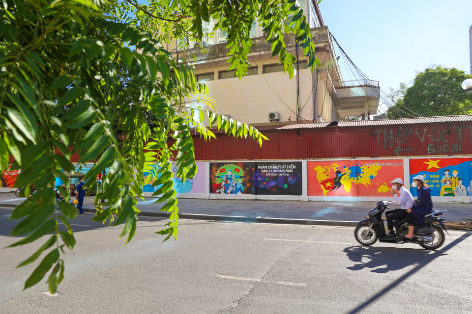 Mỗi bức tranh là một nội dung khác nhau nhằm tuyên truyền tới người dân về việc phòng chống dịch COVID-19. (Ảnh: PV/Vietnam+)