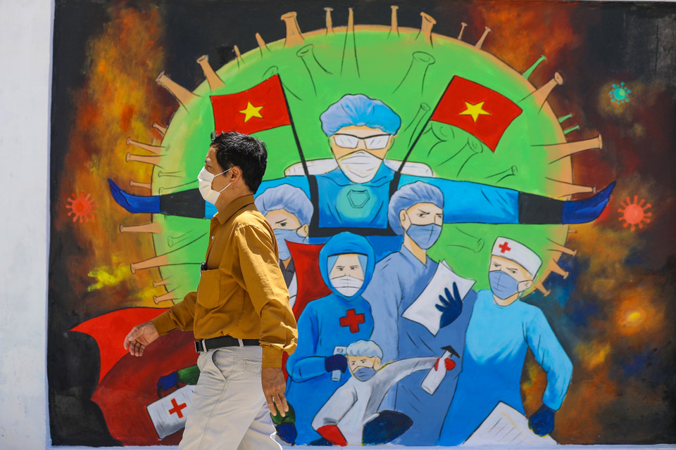 Lời cảm ơn được gửi tới các bác sỹ tuyến đầu được các họa sĩ viết lên để tri ân cho lực lượng y tế. (Ảnh: PV/Vietnam+)