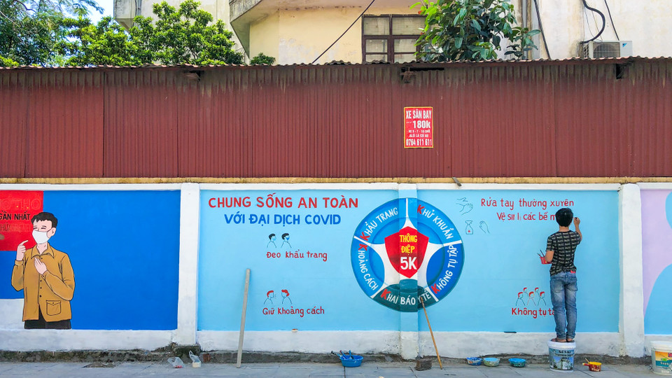 Hoạ sĩ trẻ cho biết mình lựa chọn chủ đề về phòng chống dịch bệnh COVID-19 với mong muốn người dân thấu hiểu và đồng cảm hơn với sự vất vả của các y bác sĩ đang căng mình chống dịch. Qua đó cũng hy vọng mỗi người dân nâng cao ý thức và có trách nhiệm hơn trong công việc phòng chống dịch. (Ảnh: PV/Vietnam+)