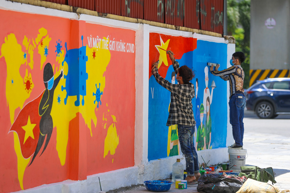 Giữa thời điểm cả nước đang gồng mình chiến đấu với đại dịch COVID-19, những bức tường trên đường phố Hà Nội cũng đã được tận dụng để trở thành một hình thức tuyên truyền, cổ động phòng chống đại dịch. (Ảnh: PV/Vietnam+)