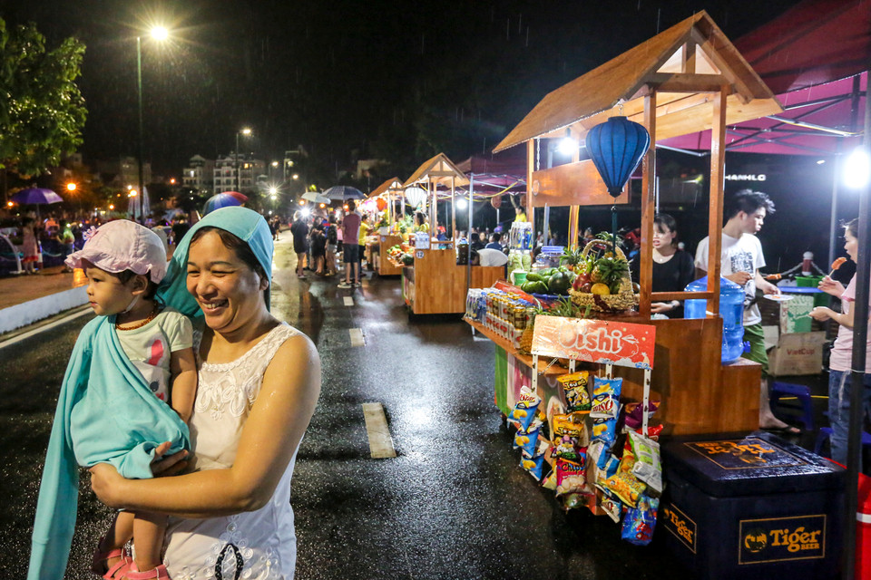 Sau nhiều lần trì hoãn, đến tối 11/5, tuyến phố đi bộ Trịnh Công Sơn đã chính thức được mở cửa chào đón người dân Thủ đô. (Ảnh: Minh Sơn/Vietnam+)