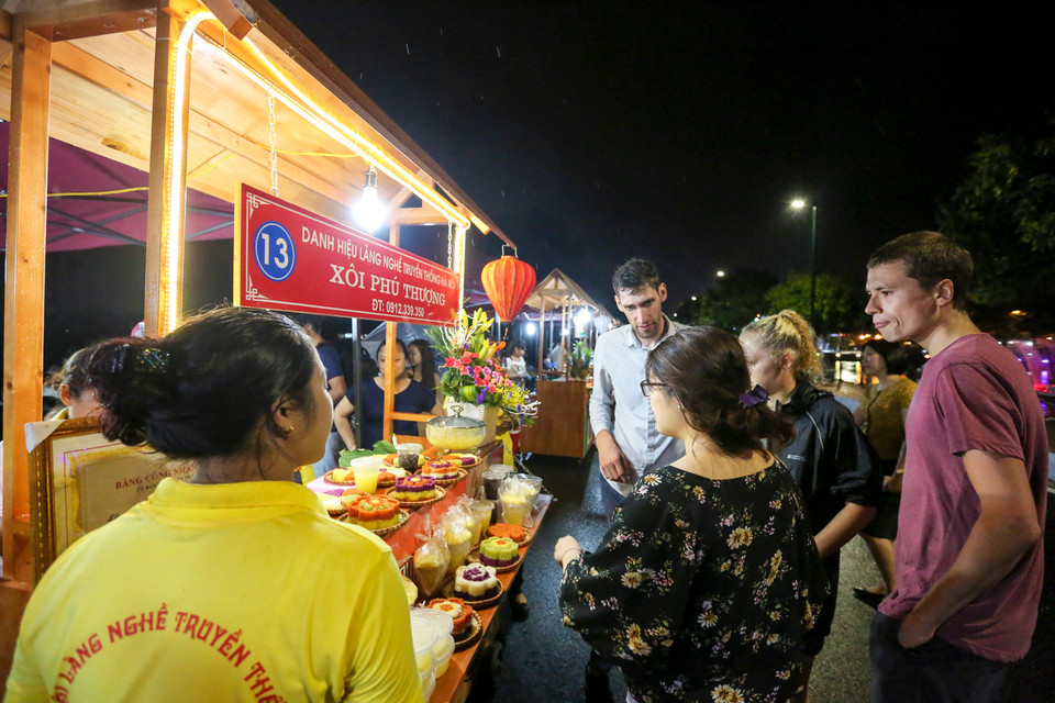 Rất nhiều du khách nước ngoài đã có mặt từ sớm để trải nghiệm một không gian văn hóa mới của Thủ đô. Du khách đến đây có thể thưởng thức bún ốc, xôi Phú Thượng và cả bánh tôm Hồ Tây và những món ăn ở các làng nghề khác của Thủ đô như bánh cuốn Thanh Trì, cốm làng Vòng…(Ảnh: Minh Sơn/Vietnam+)