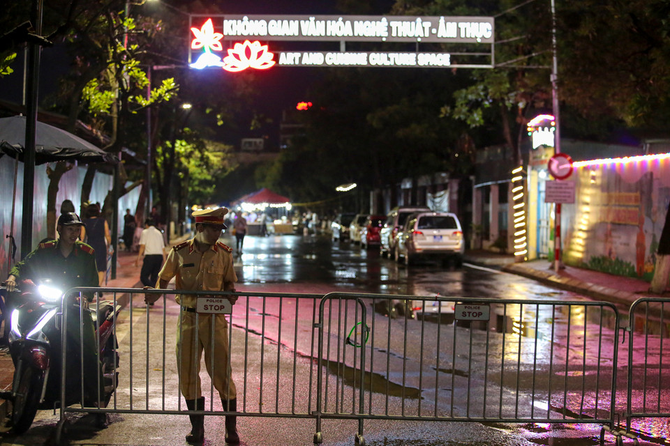 Cũng như phố đi bộ Hồ Gươm, tuyến phố này cũng được lực lượng an ninh tổ chức rào chắn ngăn không cho phương tiện giao thông đi qua nhằm đảm bảo an toàn cho người đi bộ. (Ảnh: Minh Sơn/Vietnam+)