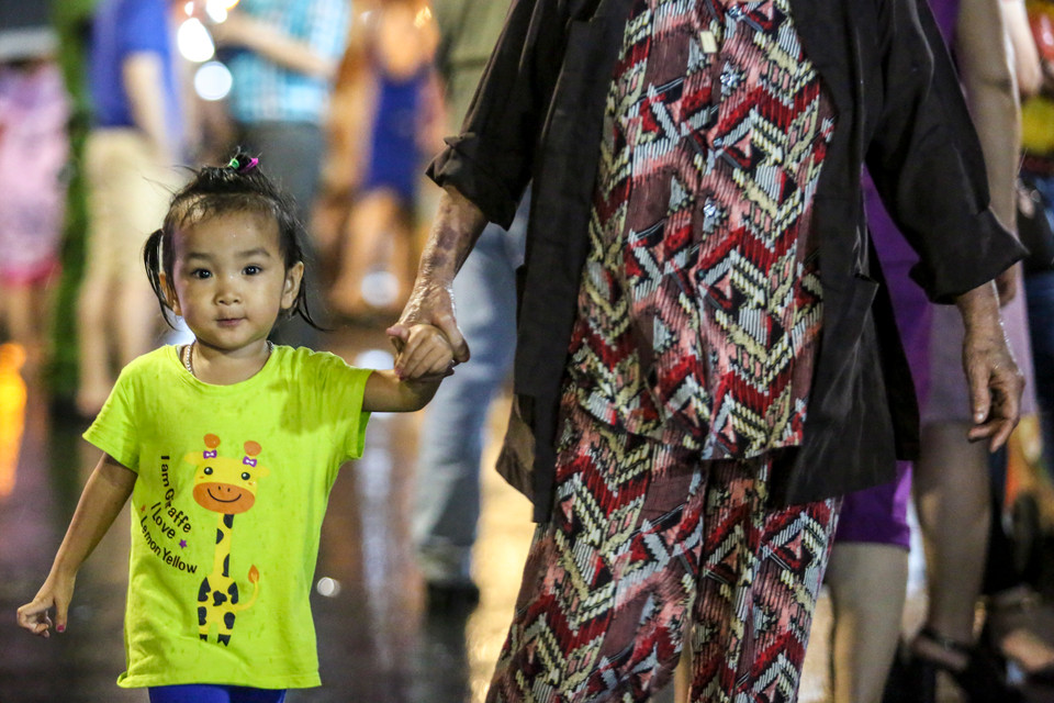 Các em bé tỏ ra háo hức trước một tuyến phố đi bộ mới được hình thành ở Hà Nội. (Ảnh: Minh Sơn/Vietnam+)