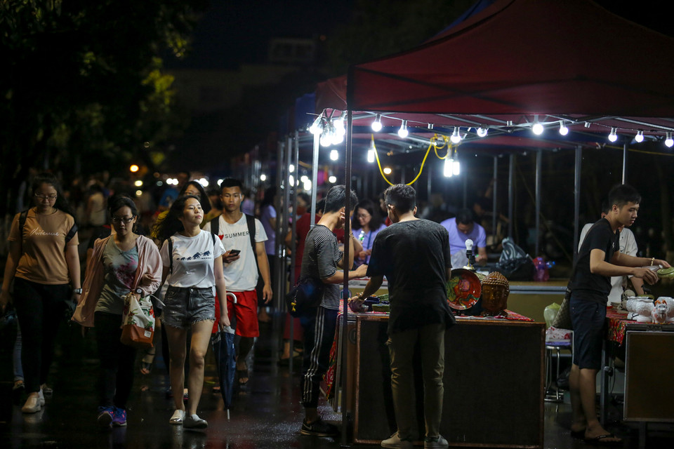Ngoài các chương trình biểu diễn nghệ thuật, không gian đi bộ ở các tuyến phố trên quận Tây Hồ sẽ còn có 60 gian hàng bán đồ lưu niệm, ẩm thực, nước uống được dựng mô phỏng kiến trúc phố cổ Hà Nội, Hội An, văn hóa vùng miền... phục vụ khách tham quan. (Ảnh: Minh Sơn/Vietnam+)
