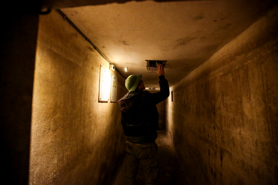 Trong hầm, ngăn rộng nhất có diện tích hơn 7m2, hẹp nhất chỉ hơn 2m2, chiều cao trung bình 1,85 mét. (Ảnh: Đoàn Quang/Vietnam+)