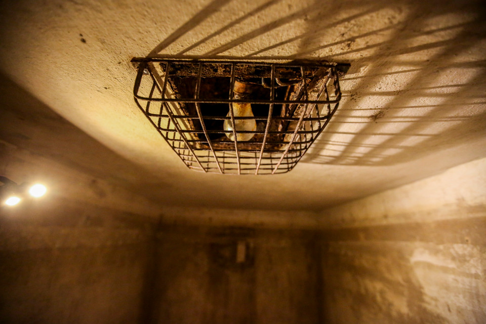 Dù từng bị ngập kín nước và trải qua hàng chục năm nhưng những bóng đèn ở đây vẫn còn nguyên. (Ảnh: Đoàn Quang/Vietnam+)