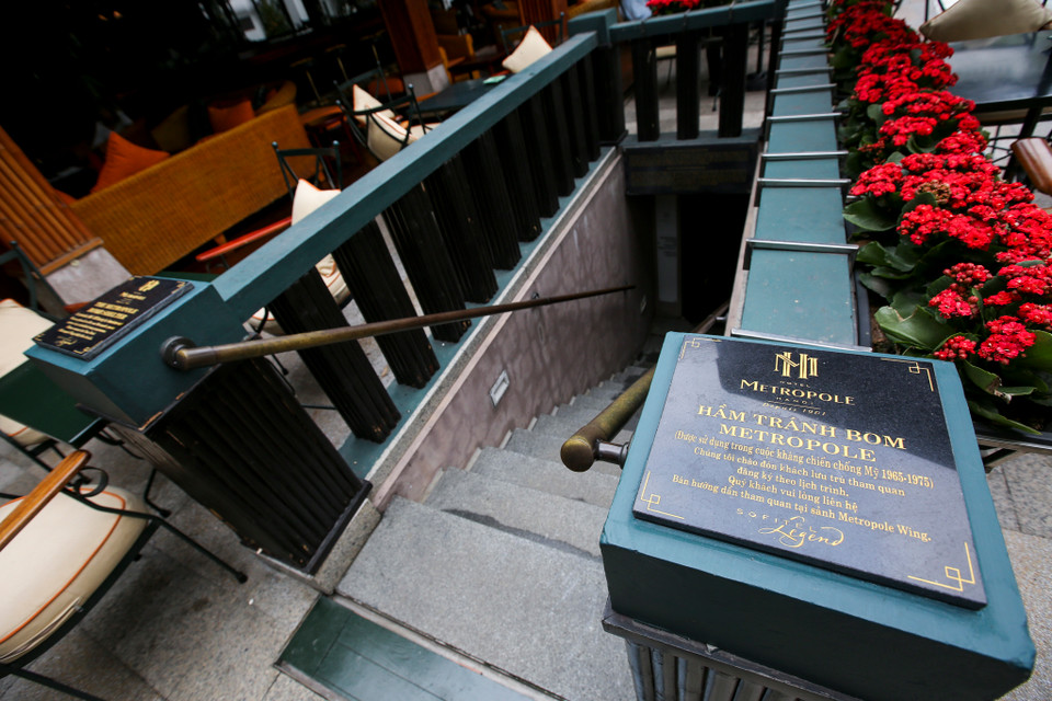 Thời điểm đó, khi khách sạn Sofitel Legend Metropole Hà Nội nâng cấp một quầy bar gần bể bơi, các công nhân đào móng đã phát hiện lớp bê tông dày đến gần 30 cm ở độ sâu khoảng 2 mét, là nóc của một hầm ngầm kiên cố nhiều ngăn. (Ảnh: Đoàn Quang/Vietnam+)