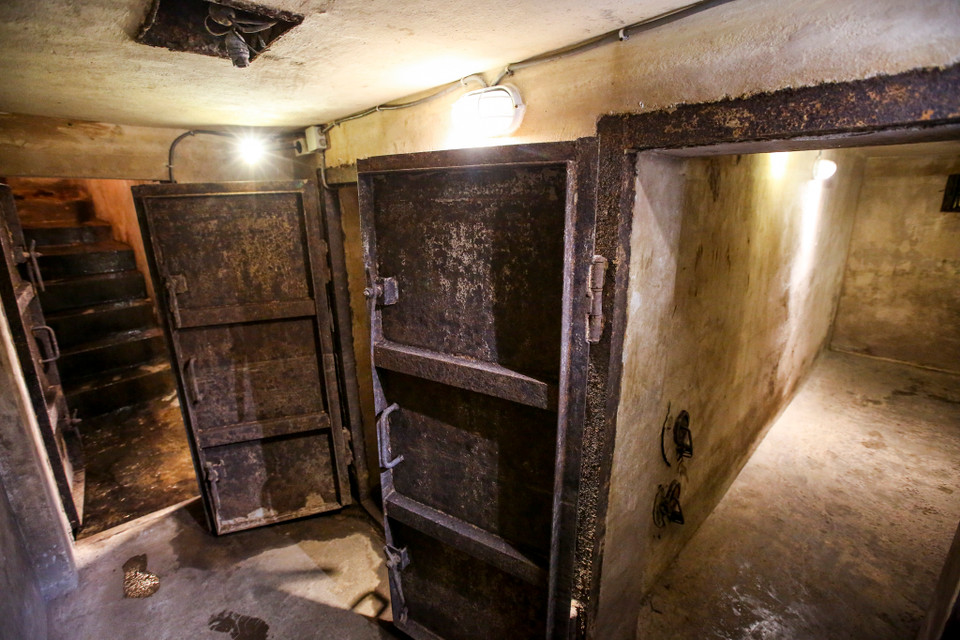 Vào năm 2011, một hầm trú bom được phát hiện tình cờ trong khu vực vườn sau của khách sạn Sofitel Legend Metropole Hà Nội (Quận Hoàn Kiếm). Một năm sau, căn hầm này đã được tu sửa để du khách có thể tham quan miễn phí. (Ảnh: Đoàn Quang/Vietnam+)