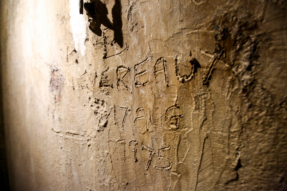 Nhà ngoại giao người Australia Bob Devereaux từng vào căn hầm này đã khắc tên mình lên bức tường. (Ảnh: Đoàn Quang/Vietnam+)