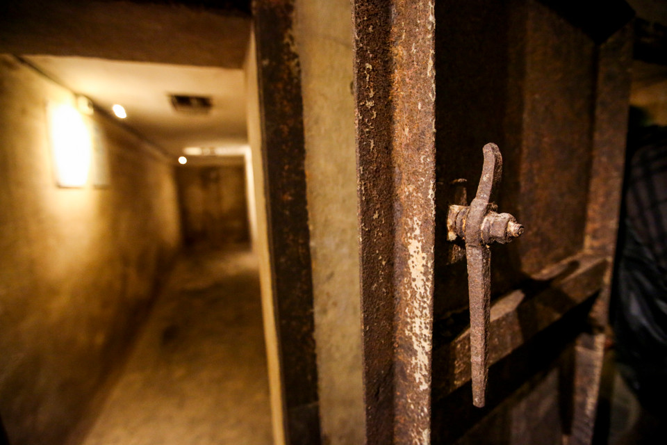 Kể từ khi được tìm thấy đến nay, những đồ vật bên trong căn hầm được bảo tồn gần như nguyên vẹn. (Ảnh: Đoàn Quang/Vietnam+)