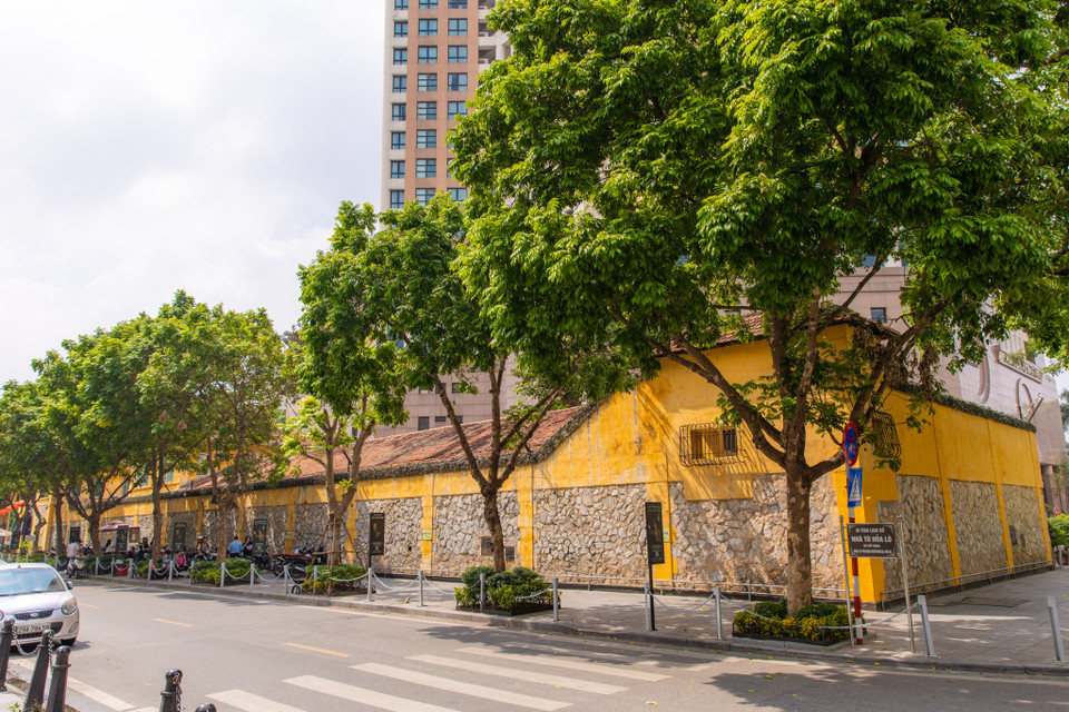 Phố Hỏa Lò có chiều dài 165m rộng 10m, nối từ phố hai Hai Bà Trưng đến phố Lý Thường Kiệt. Phố Hỏa Lò được “vây hãm” bởi những bức tường bằng đá, cốt thép cao tới 4m. (Ảnh: Bảo Ngọc/Vietnam+)