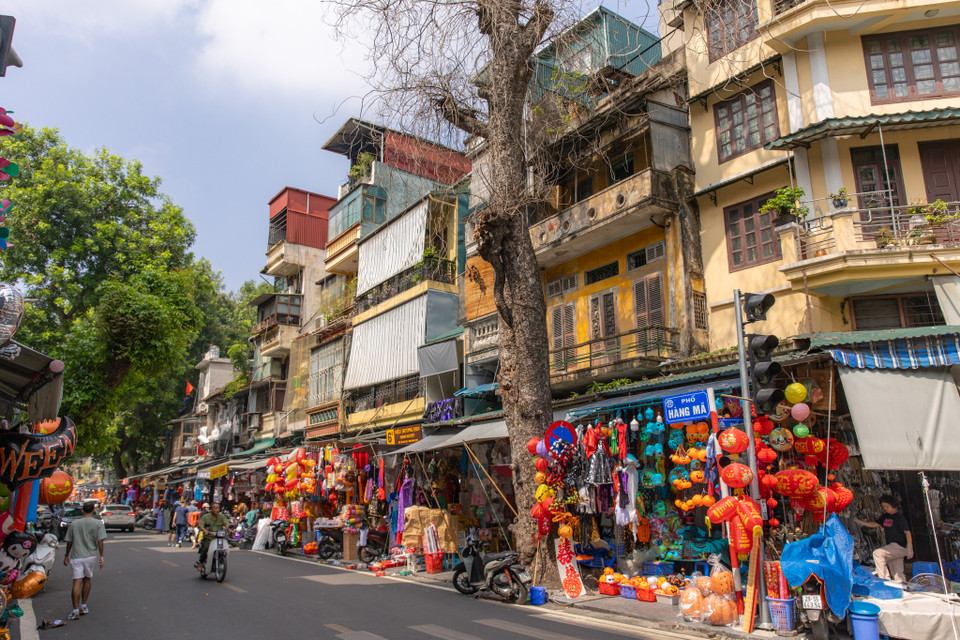 Phố Hàng Mã không chỉ là nơi thu hút người dân Hà Nội mà còn là điểm đến hấp dẫn của du khách, nhất là vào những dịp lễ hội. Khung cảnh nhộn nhịp của các gian hàng, với hàng ngàn sản phẩm đủ sắc màu bày bán hai bên đường, tạo nên không khí tươi vui, sôi động. Những món đồ vàng mã, đèn lồng, trang trí thủ công mang đậm chất văn hóa truyền thống Việt Nam, nhưng vẫn có sự giao thoa với xu hướng hiện đại. (Ảnh: Bảo Ngọc/Vietnam+)