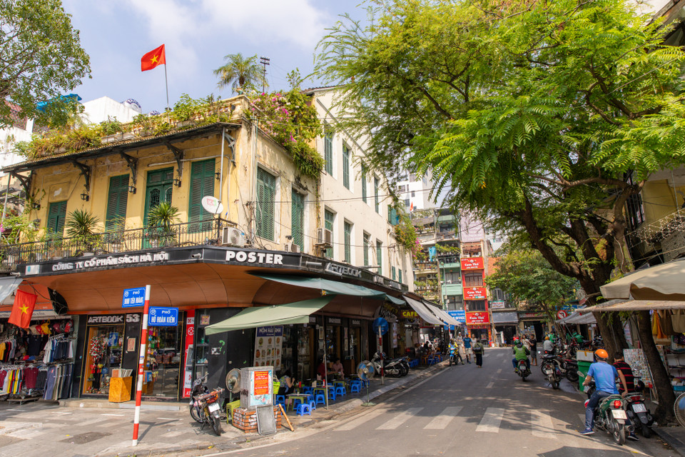 Phố Hồ Hoàn Kiếm được biết đến là con phố ngắn nhất trong lòng Thủ đô. Nằm sát bên hồ Hoàn Kiếm, con phố này chỉ dài vỏn vẹn 52 mét. Tuy nhiên, dù ngắn ngủi, nó lại có vị trí đặc biệt quan trọng, như một lối nhỏ kết nối giữa đường Lê Thái Tổ và phố Cầu Gỗ, dẫn du khách đến với Hồ Gươm - trái tim của Hà Nội. (Ảnh: Bảo Ngọc/Vietnam+)